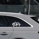 Autocollant drôle « Don't Touch My Car » blanc placé sur fenêtre latérale voiture grise