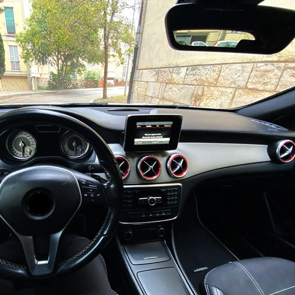 Vue intérieure d’une Mercedes Classe A avec anneaux décoratifs rouges installés