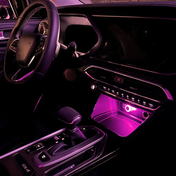 Lumière d'ambiance USB rose illuminant l'intérieur d'une voiture pour une atmosphère cosy