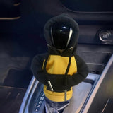 Hoodie bicolore Noir et Jaune pour pommeau de vitesse, avec capuche remontée et cordons, offrant un style tuning et original à l’intérieur de la voiture.