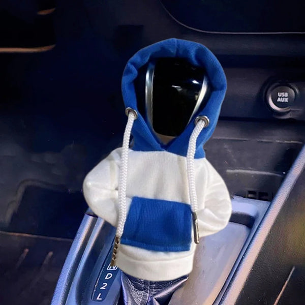 Hoodie Blanc et Bleu pour levier de vitesse, capuche relevée et manches bicolores, apportant un style personnalisé à l’intérieur du véhicule.