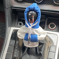 Hoodie Blanc et Bleu pour levier de vitesse, installé dans l’habitacle d’une voiture, avec cordons blancs et capuche relevée