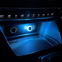 Mini lumière d'ambiance USB bleue allumée, branchée dans un port USB de voiture, éclairage intérieur élégant