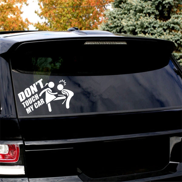 Sticker humour blanc « Don't Touch My Car » collé sur la vitre arrière d'une voiture noire